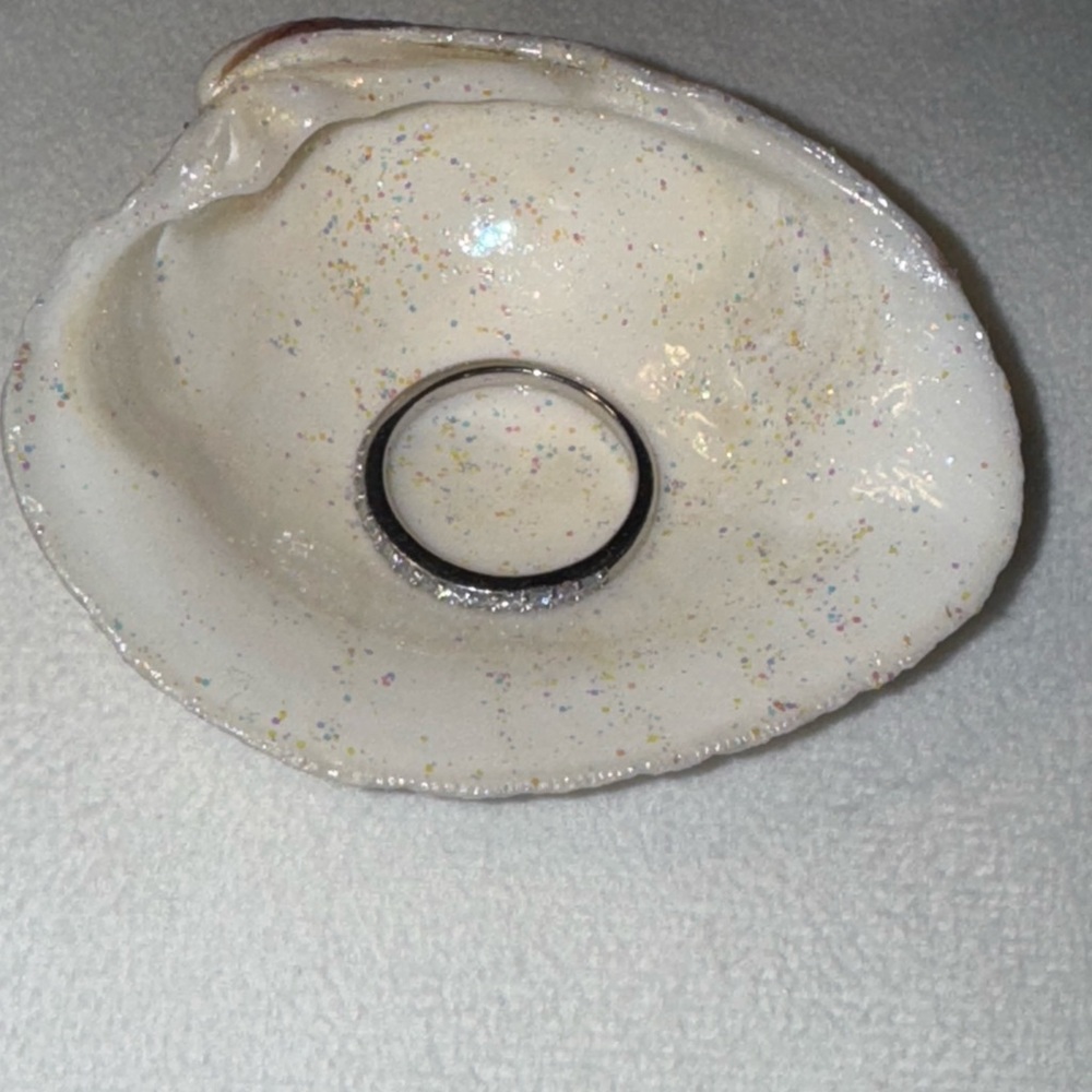 Elegant White Shell Ring Holder